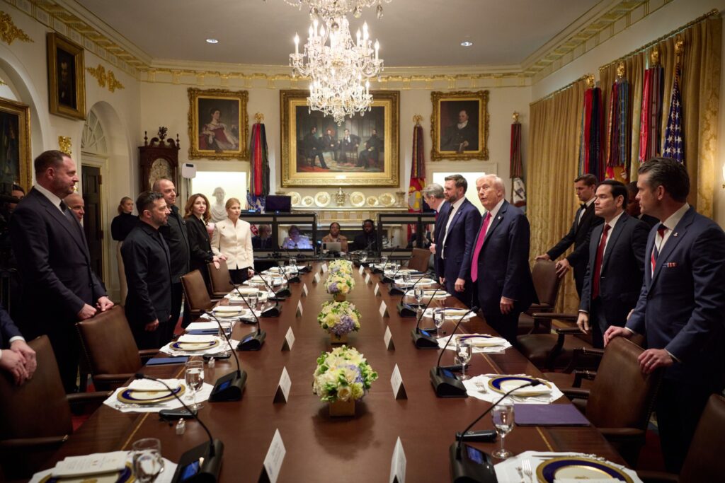 FT: Trump l-a presat pe Zelenski să accepte condițiile lui Putin, altfel acesta va „distruge” Ucraina. Discuții cu strigăte și înjurături