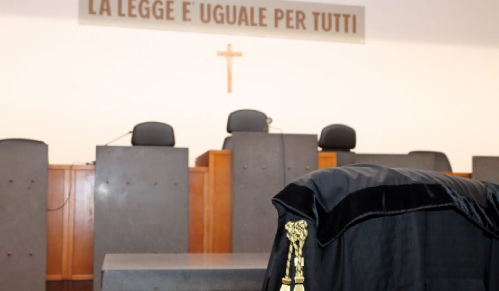 Prim-plan cu toga unui avocat, într-o sală de judecată goală