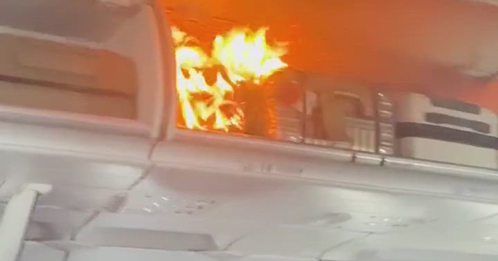 Flăcări și panică în avionul Air China: zbor deviat după ce o baterie aflată în bagajele de mână a luat foc