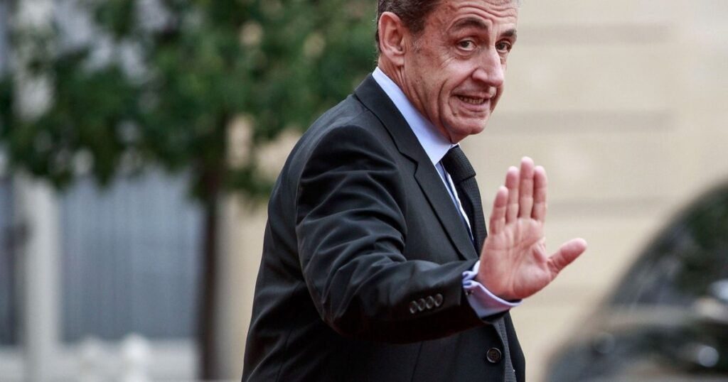 Fostul președinte francez Nicolas Sarkozy urmează să fie încarcerat marți. Ce cărți va lua cu el în celulă?