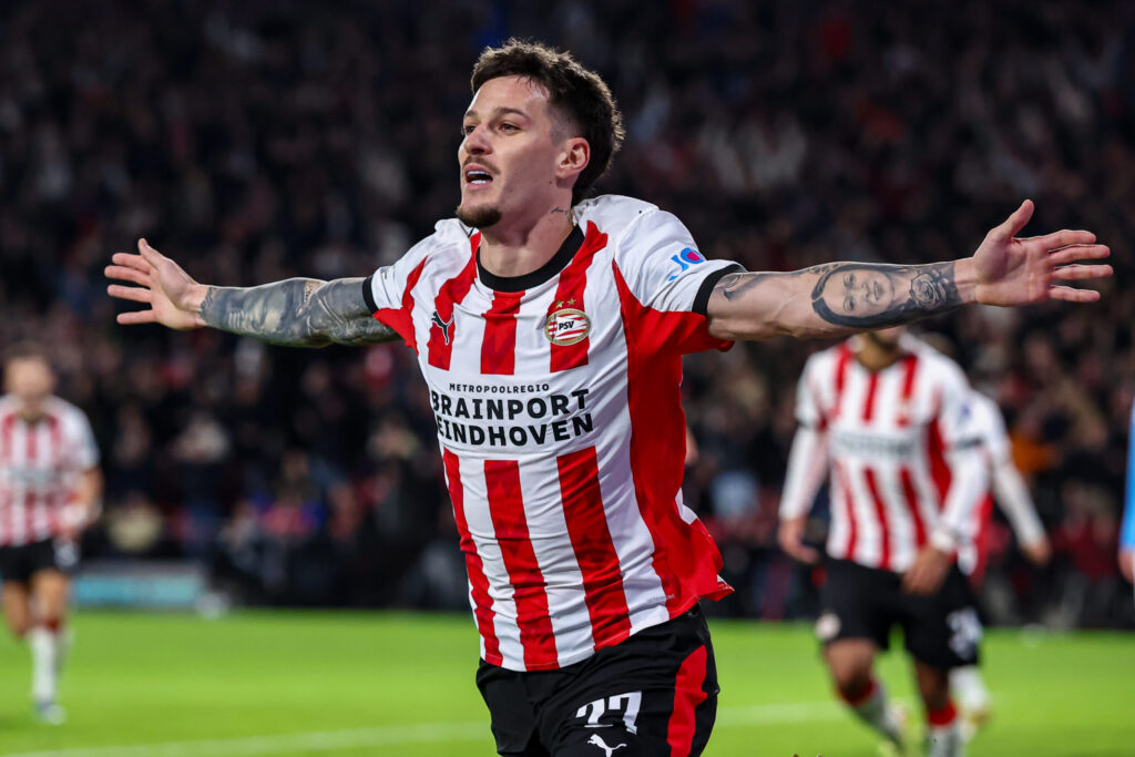 Fotbalistul român de la PSV, Dennis Man, inclus în echipa etapei a 3-a din Liga Campionilor