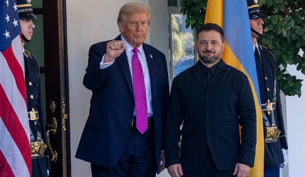 Președintele american Donald Trump (stânga) îl întâmpină pe președintele ucrainean Vladamir Zelenski înainte de întâlnirea lor de la Casa Albă.