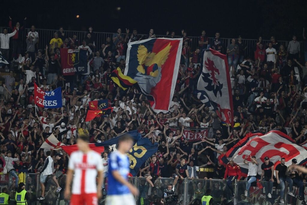 Genoa lui Dan Șucu, pe ultimul loc în Serie A. Ce le-a transmis fanilor Fanii echipe Genoe flutură steaguri în tribună la meciul cu Como din Serie A, dipsutat la 15 septembrie 2025