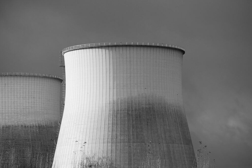 Germania renunță la energia nucleară și demolează turnurile unei centrale atomice (Video) Germania renunță la energia nucleară și demolează turnurile unei centrale atomice (Video)