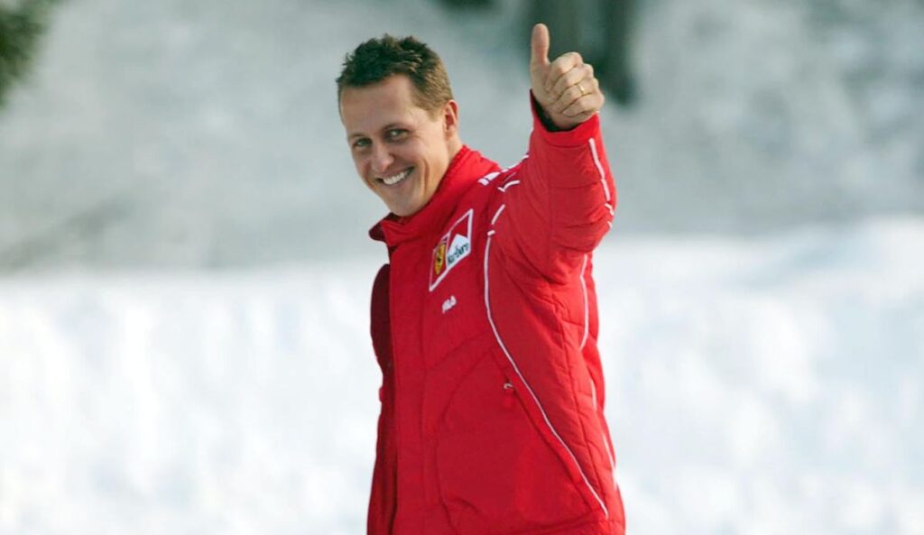 MICHAEL SCHUMACHER GUT GELAUNT BEIM ALLJÄHRLICHEN FERRARI SKI PRESSE MEETING "WROOM" IN MADONNA DI CAMPIGLIO AM 14.01.2004 / 140104 / MADONNA DI CAMPIGLIO / ITALIEN / EUROPA / SPO / 2004 / FORMEL EINS / F1 / FORMEL 1 / FERRARI WROOOM 2004 / PRESSEMEETING / RENNFAHRER / SKI / WINTER / SCHNEE / HALBFIGUR / JEANS / JACKE ROT / GESTIK / DAUMEN HOCH / DIGIPIX