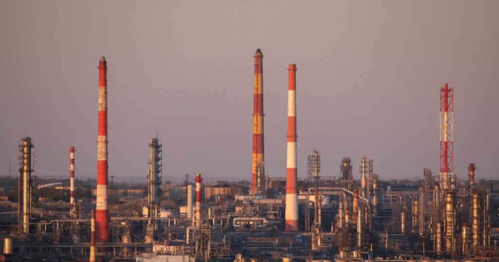 Giganții petrolieri ai Rusiei, sancționați de SUA. Când și cum va fi afectată mașina de război rusească