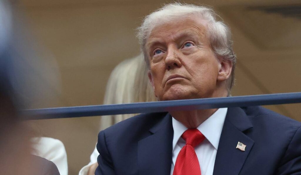 Președintele american Donald Trump, în timpul unui meci de tenis, stă în tribună și privește spre cer