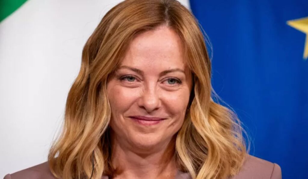Giorgia Meloni în timp ce zâmbește