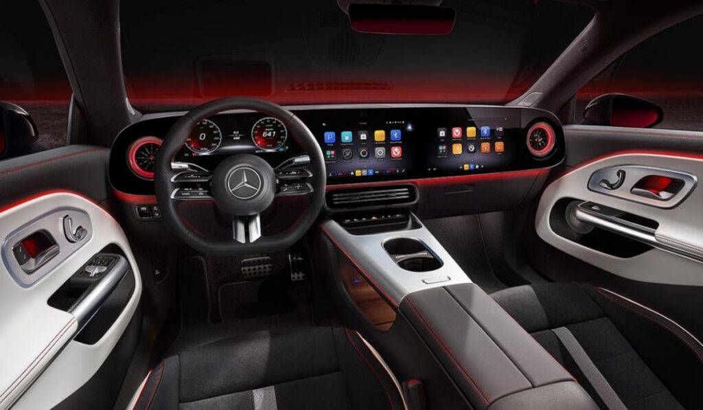Bordul plin de comenzi și ecrane ale noului Mercedes-Benz CLA electric.