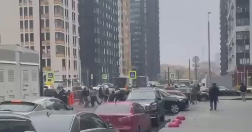 Haos la Moscova. O bandă de migranți înarmați cu lopeți și răngi a făcut ravagii pe străzile orașului Haos la Moscova. O bandă de migranți înarmați cu lopeți și răngi a făcut ravagii pe străzile orașului