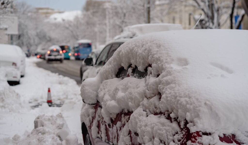 Mai multe mașini acoperite de zăpadă în București, drumul este deszăpezit