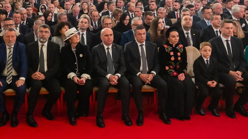 Ilie Bolojan și Sorin Grindeanu s-au ignorat reciproc în Catedrala Națională. Au fost așezați unul lângă altul Ilie Bolojan și Sorin Grindeanu s-au ignorat reciproc în Catedrala Mântuirii Neamului după scandalurile din coaliție. Au fost așezați unul lângă altul