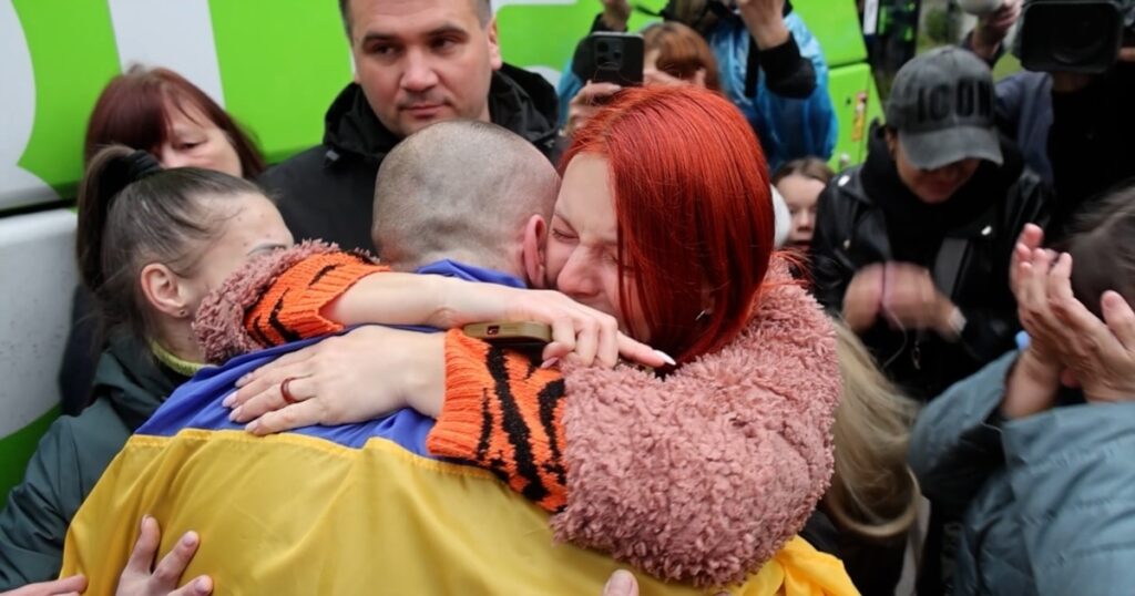 Imagini emoționante în Ucraina, unde sute de prizonierii s-au întors acasă după ani de detenție în Rusia
