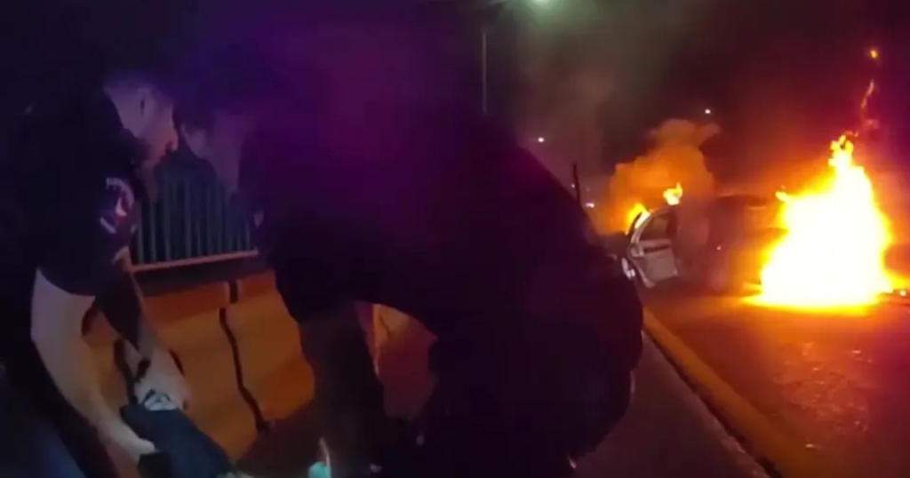Imagini șocante cu o femeie din Texas, salvată de polițiști din mașina cuprinsă de flăcări. „A fost ca o scenă de film”