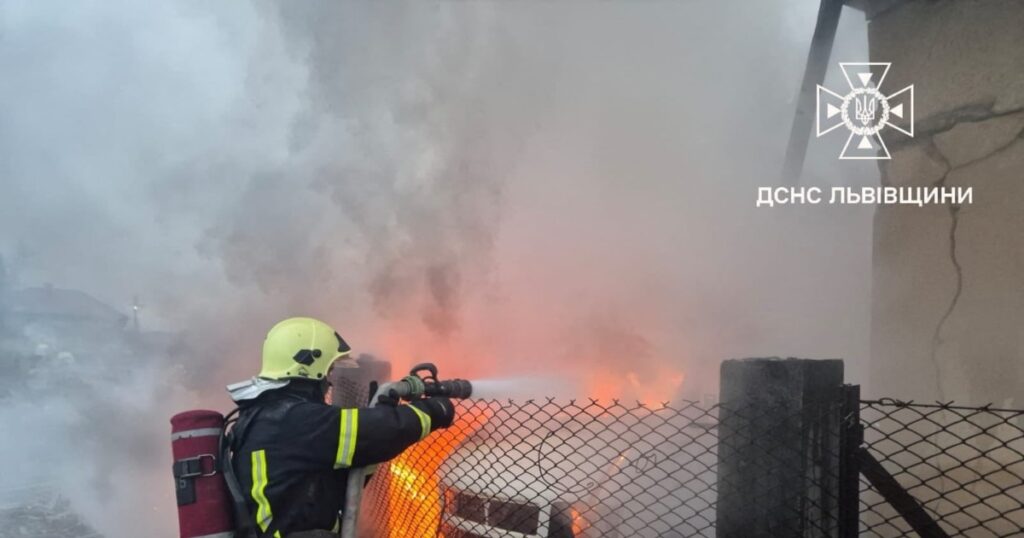 Încă un atac masiv al Rusiei în Ucraina, cu 500 de drone și peste 50 de rachete.
Salvatorii numără victimele.