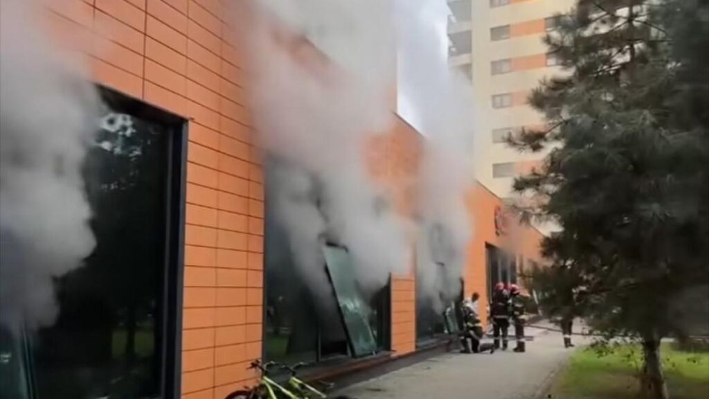 Incendiu la subsolul unui bloc de pe Calea Plevnei din București, intervenție în curs