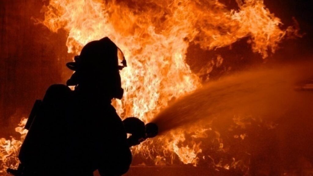 Incendiu uriaș la cea mai mare rafinărie de petrol din nordul Rusiei
