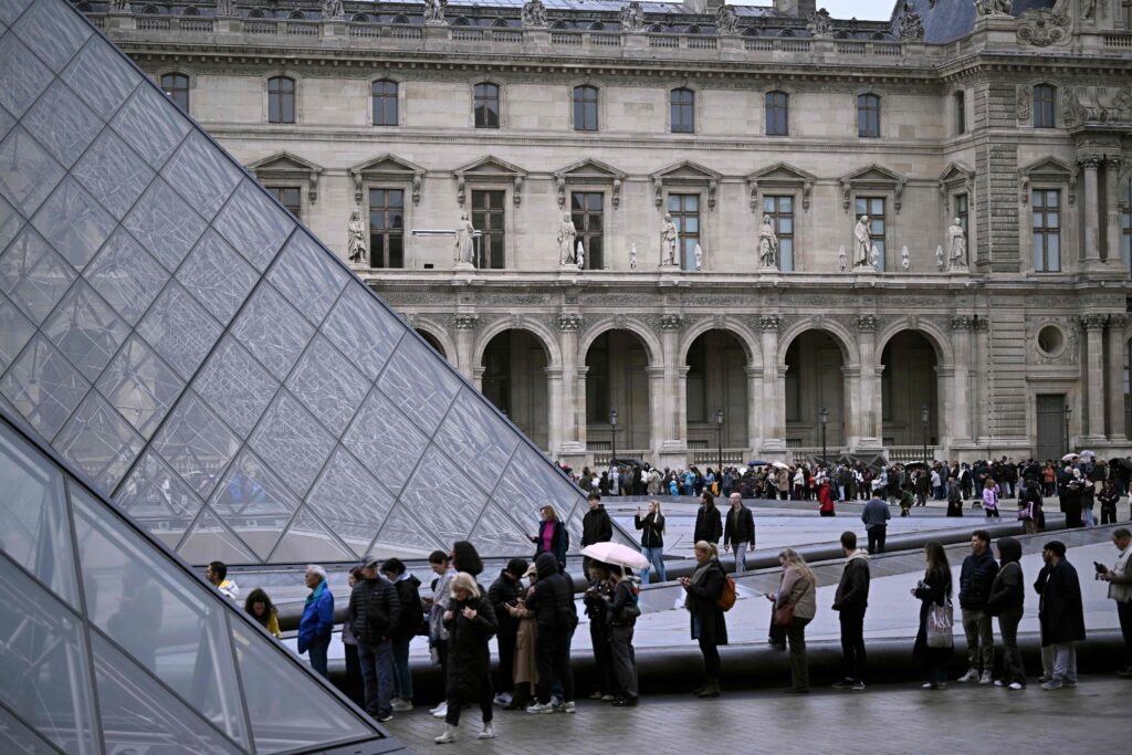 Jaful de la Louvre / Doi bărbați au fost reținuți de poliție / Unul dintre suspecți se pregătea să fugă în Algeria Jaful de la Louvre / Doi bărbați au fost reținuți de poliție / Unul dintre suspecți se pregătea să fugă în Algeria