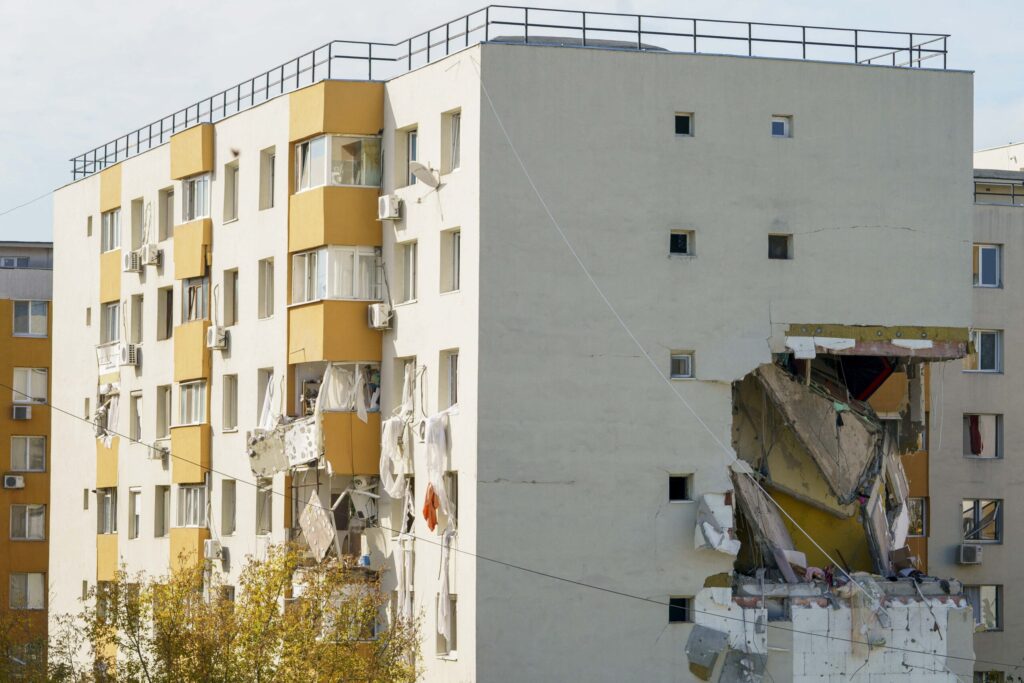 LIVE Explozie puternică într-un bloc din București, cu 3 morți. Arată ca lovit de rachetă, risc de prăbușire totală (Foto&Video)