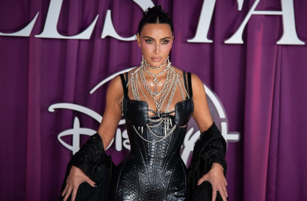 Lenjeria transparentă purtată de Kim Kardashian de ziua ei de naștere. A împlinit 45 de ani și a dat petrecere Kim Kardashian, îmbrăcată mult prea îndrăzneț de ziua ei de naștere. În lenjerie transparentă și-a etalat silueta