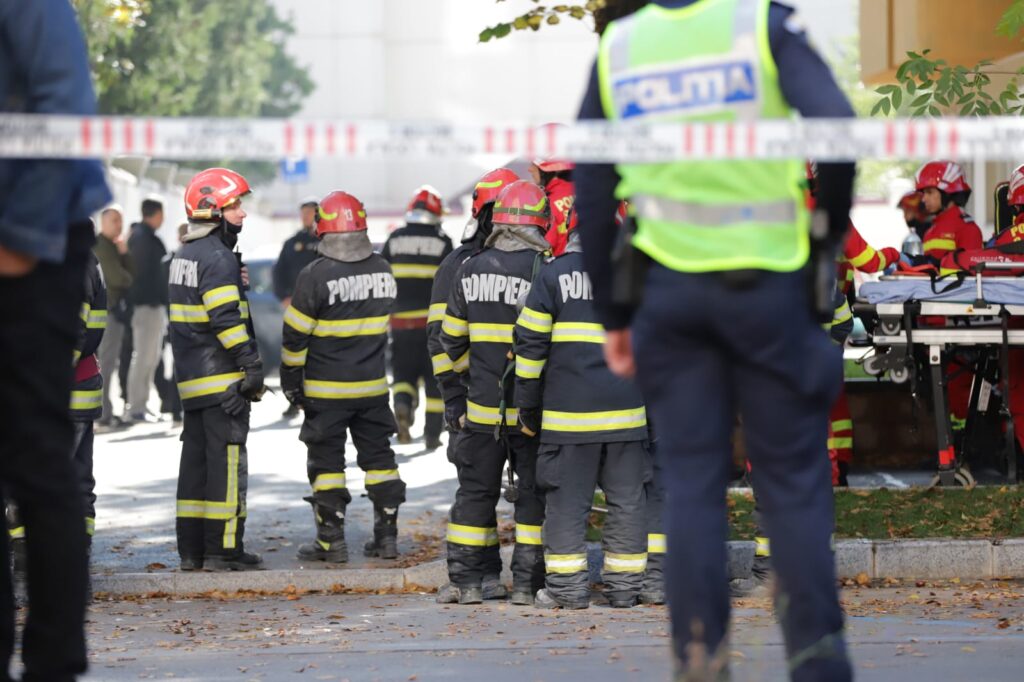 Pompieri care au intervenit după explozia din Rahova