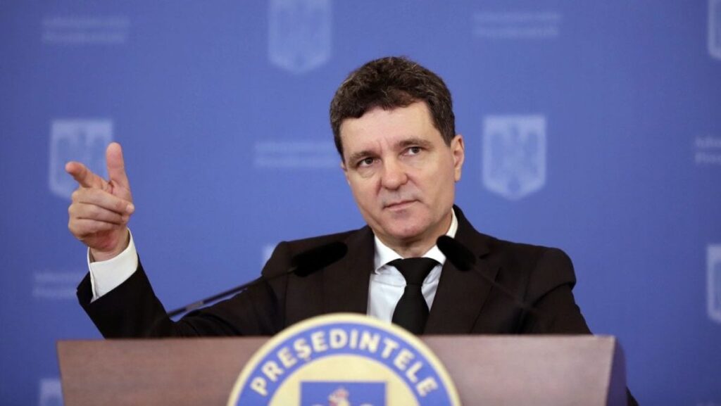 Președintele Nicușor Dan, surprins la tribuna Administrației Prezidențiale, când arată cu degetul arătător de la mâna dreaptă, iar în spate este un fundal bleu cu inscripția Administrației Prezidențiale, septembrie 2025