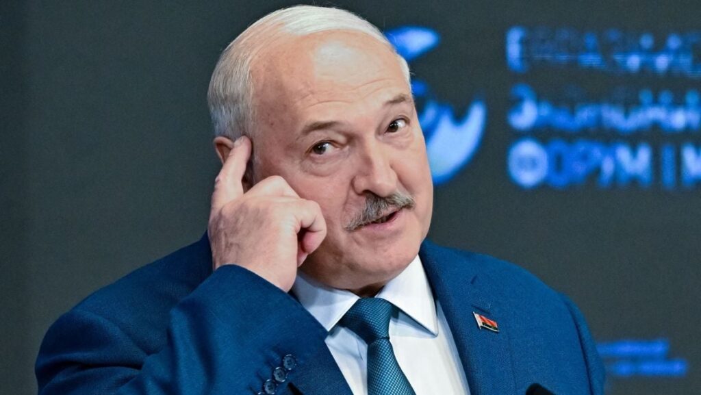 Președintele belarus, Alexandr Lukașenko, susține un discurs în cadrul sesiunii plenare a Forumului Economic Eurasiatic, desfășurată la Minsk, Belarus, și este surprins cu degetul arătător lipit la tâmplă, 26 iunie 2025