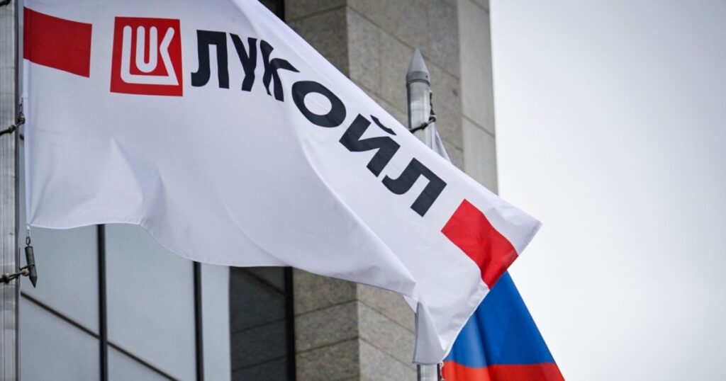 Lukoil anunță vânzarea tuturor activelor sale din străinătate după sancțiunile SUA Lukoil anunță vânzarea tuturor activelor sale din străinătate după sancțiunile SUA