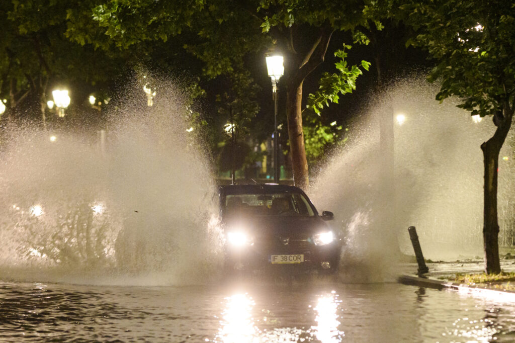 METEO. S-a emis Cod Roșu pentru București și încă 5 județe. "Ciclonul" lovește Capitala la noapte și mâine