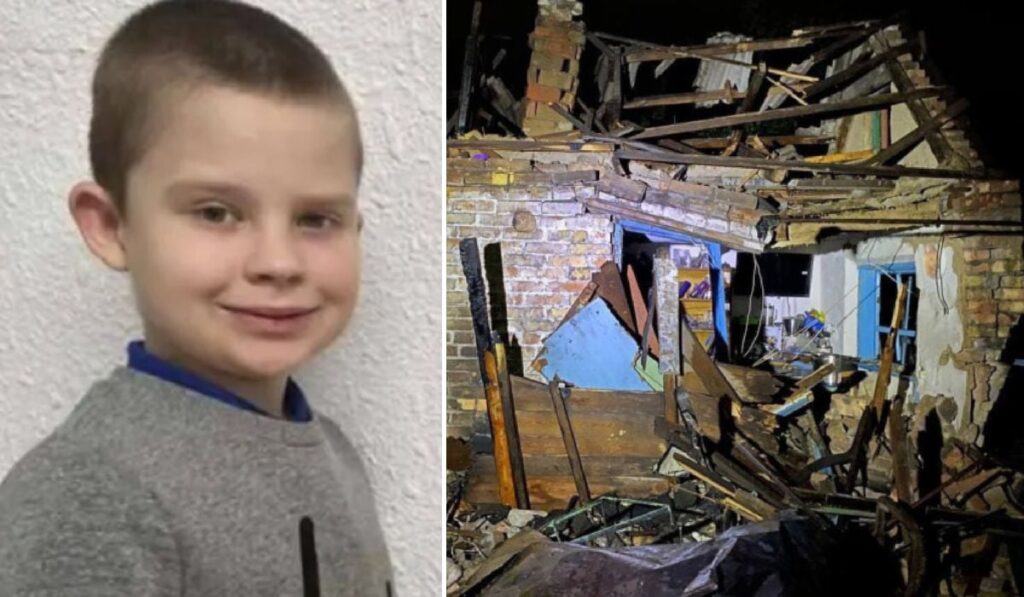 Colaj din două fotografii, un băiețel îmbrăcat într-o bluză gri și o casă distrusă
