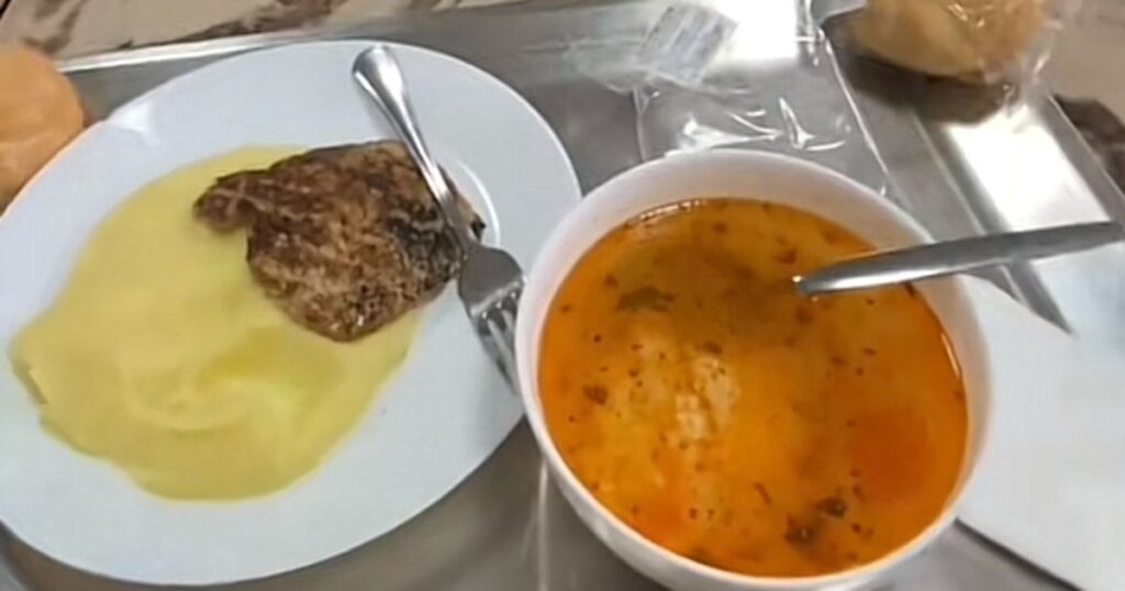 Masa de prânz la cantina studențească: „Deci avem așa, o ciorbă, un piure cu cotlet de porc.” Cât costă