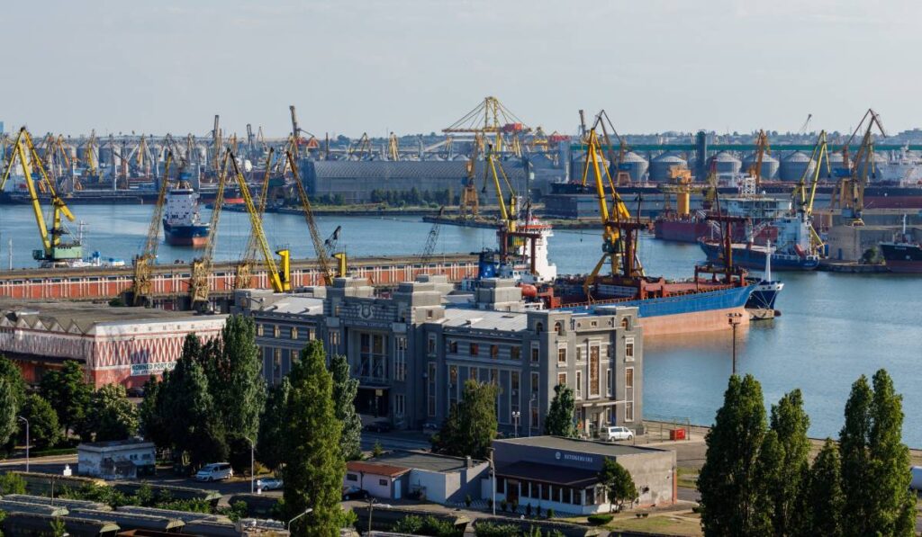 Panorama deasupra Portului Constanța, se vede șantierul naval și pot fi observate macaralele cu ajutorul cărora se încarcă navele pentru transport