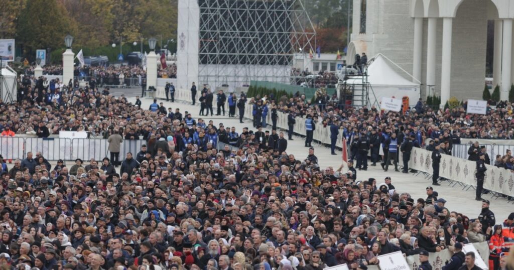 Mii de credincioșii așteaptă și 11 ore să între în Catedrala Națională din București. Programul de vizitare a fost prelungit Mii de credincioșii așteaptă și 11 ore să între în Catedrala Națională din București. Programul de vizitare a fost prelungit