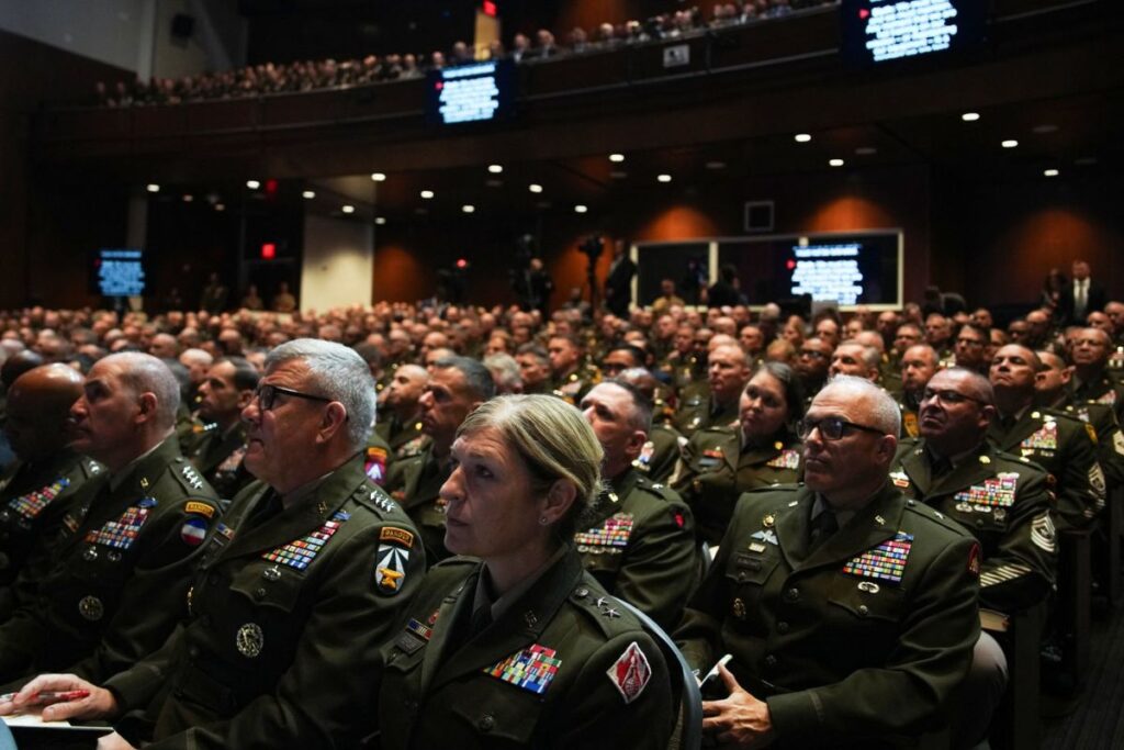 Liderii militari americani ascultă discursul președintelui american Donald Trump adresat ofițerilor superiori reuniți la Baza Corpului Pușcașilor Marini Quantico din Quantico, Virginia, pe 30 septembrie 2025.