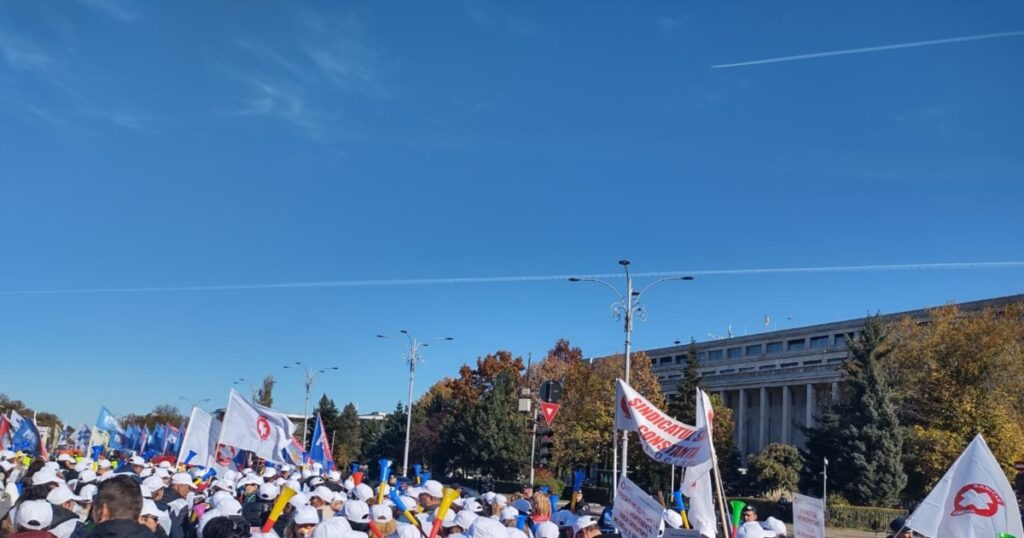 Mii de sindicaliști participă la un protest în Piața Victoriei din București împotriva măsurilor de austeritate bugetară luate de Guvern Mii de sindicaliști participă la un protest în Piața Victoriei din București împotriva măsurilor de austeritate bugetară luate de Guvern