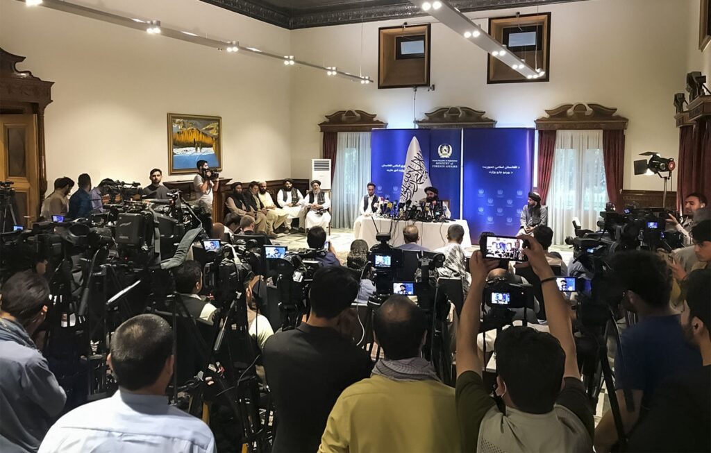 Mawlawi Amir Khan Muttaqi, ministrul Afacerilor Externe al guvernului interimar taliban, susține o conferință de presă la Kabul, Afganistan, pe 14 septembrie 2021.