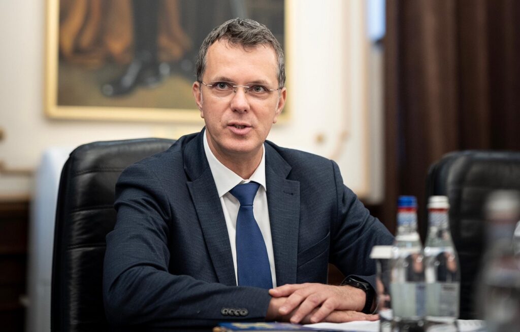 Ministrul Apărării: Decizia României și a aliaților este să nu intervenim în spațiul aerian ucrainean