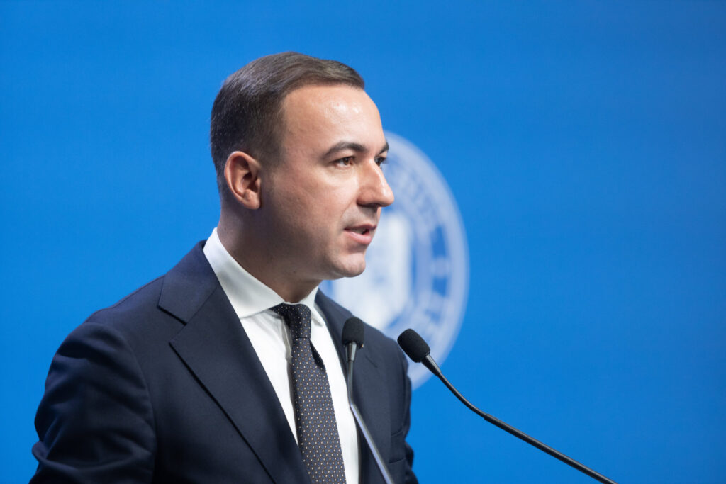 Ministrul Bogdan Ivan anunță că România negociază un acord de 30 de miliarde de dolari cu SUA pentru investiții în energie și AI Ministrul Bogdan Ivan anunță că România negociază un acord de 30 de miliarde de dolari cu SUA pentru investiții în energie și AI