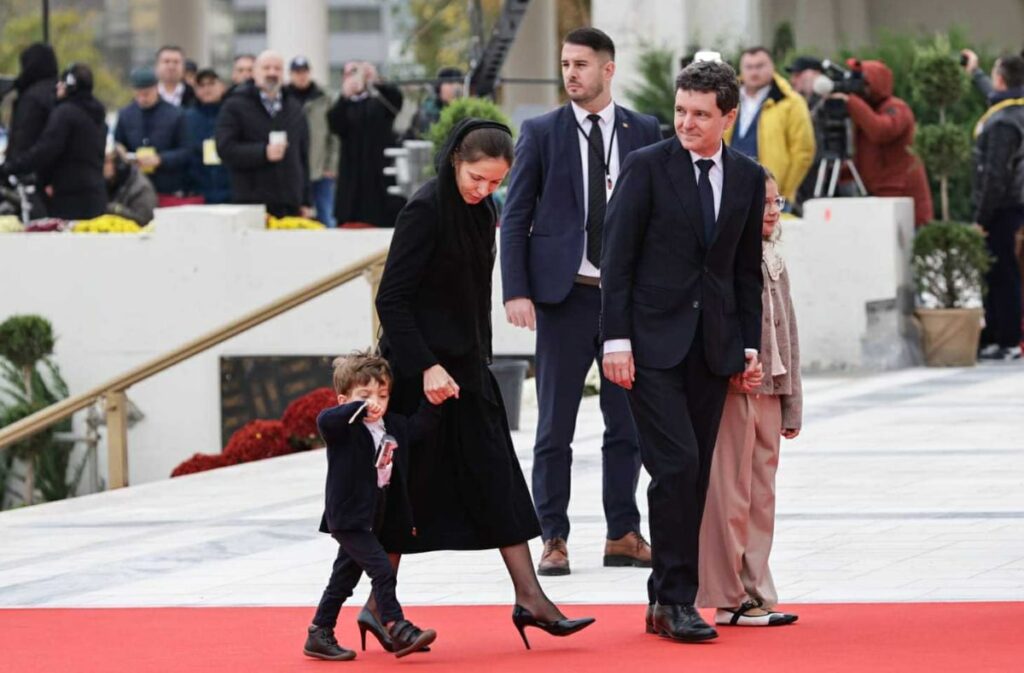 Mirabela Grădinaru, în negru din cap până în picioare la sfințirea Catedralei Mântuirii Neamului. Ce a avut pe cap Mirabela Grădinaru, în negru din cap până în picioare la sfințirea Catedralei Mântuirii Neamului. Ce a purtat pe cap partenera lui Nicușor Dan