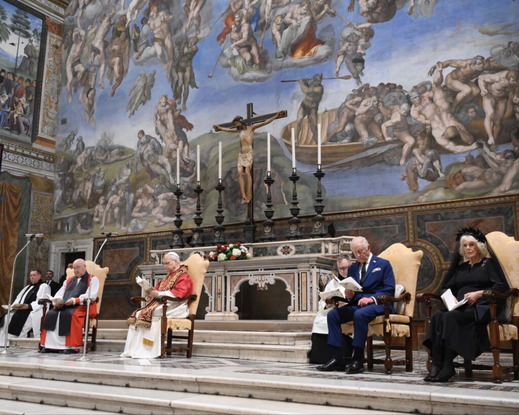 Moment istoric: Regele Charles și papa Leon s-au rugat împreună, o premieră în ultimii 500 de ani (Foto)