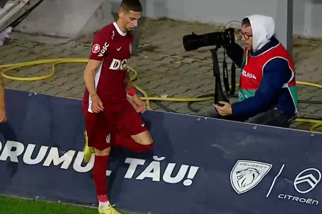 Moment uluitor în Petrolul - CFR Cluj! A avut o criză de nervi și aproape i-a distrus laptopul unui fotograf