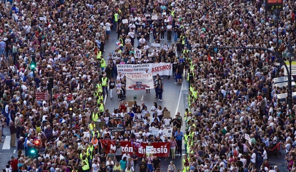 Motivul penntru care peste 50.000 de oameni au ieșit în stradă în Valencia protest cu mii de oameni, pe stradă, în Valencia