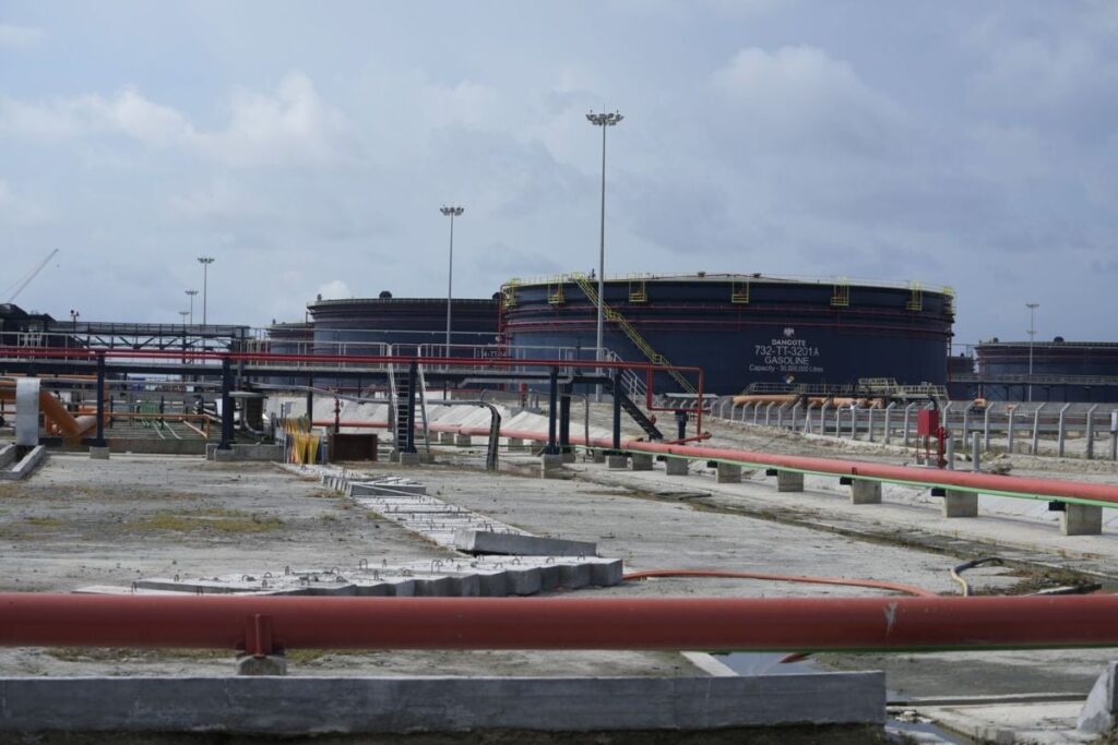 Rezervoare de petrol văzute la ceremonia de deschidere a celei mai mari rafinării de petrol din Africa, la Lagos, Nigeria, luni, 22 mai 2023.