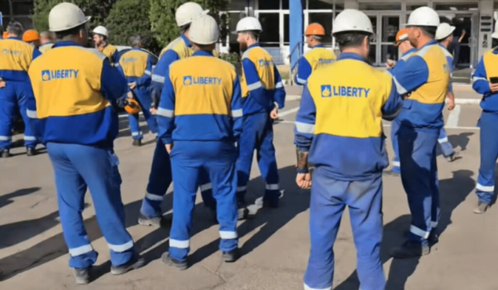 Angajați în echipament galben cu albastru pe care scrie Liberty