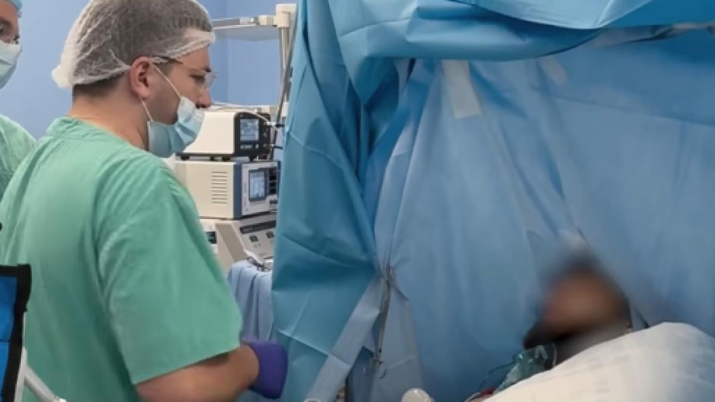 Muzician operat pe creier în timp ce cânta „Nunta lui Figaro”. Awake surgery în România