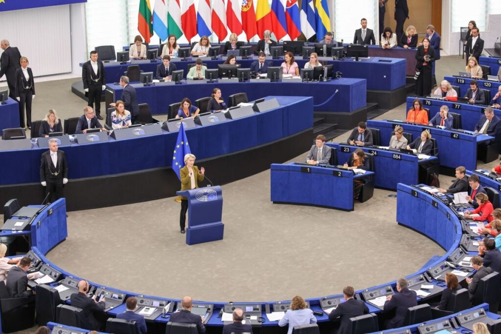 imagine de ansamblu cu Parlamentul European, din timpul unei ședințe în timpul căreia Ursula von der Leyen ține un discurs