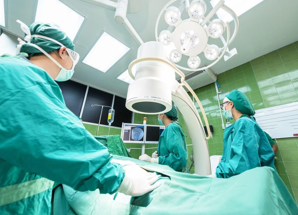 Nereguli grave la clinica privată din Constanța unde a murit o tânără mamă. Rogobete: Avize emise „din pix”, proceduri ignorate și decizii dictate de profit