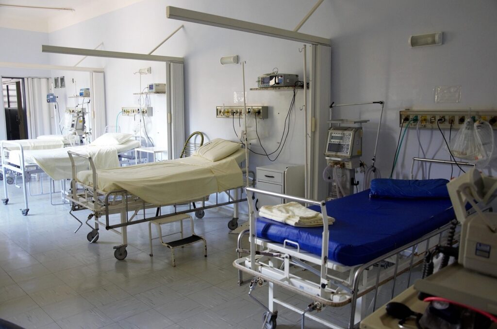 Nicușor Dan a promulgat legea prin care fiecare salon de spital trebuie să aibă buton de panică. Devin obligatorii camerele video în ATI și UPU