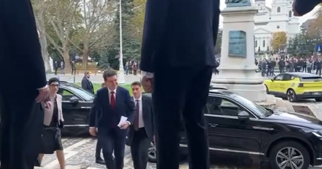 Nicușor Dan, huiduit la sosirea în Iași: „Trădătorule!”, „Pleacă în Ucraina!”. Cum a reacționat președintele