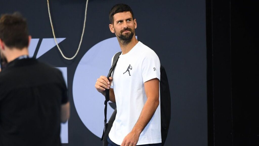 Novak Djokovic a câștigat 24.000 de dolari pe minut în meciul demonstrativ de la Riad Novak Djokovic, cu geanta pe umăr, pregătit de antrenament